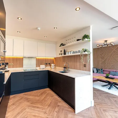 Luxury 8 Bed Home Manchester-3